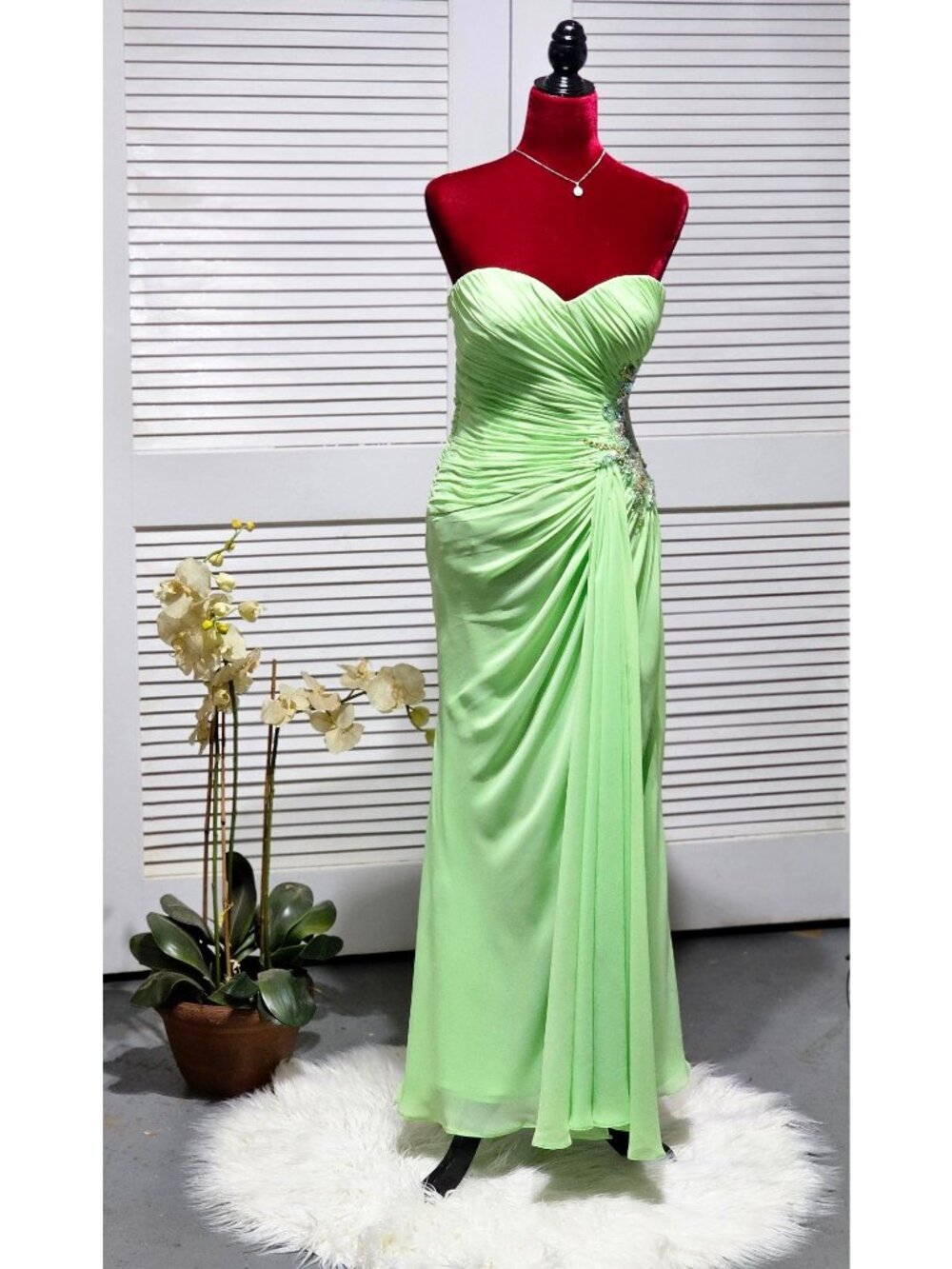 Faviana Women's Strapless Light Green Evening Gown Ruched Bodice Dress Sz 8 2221